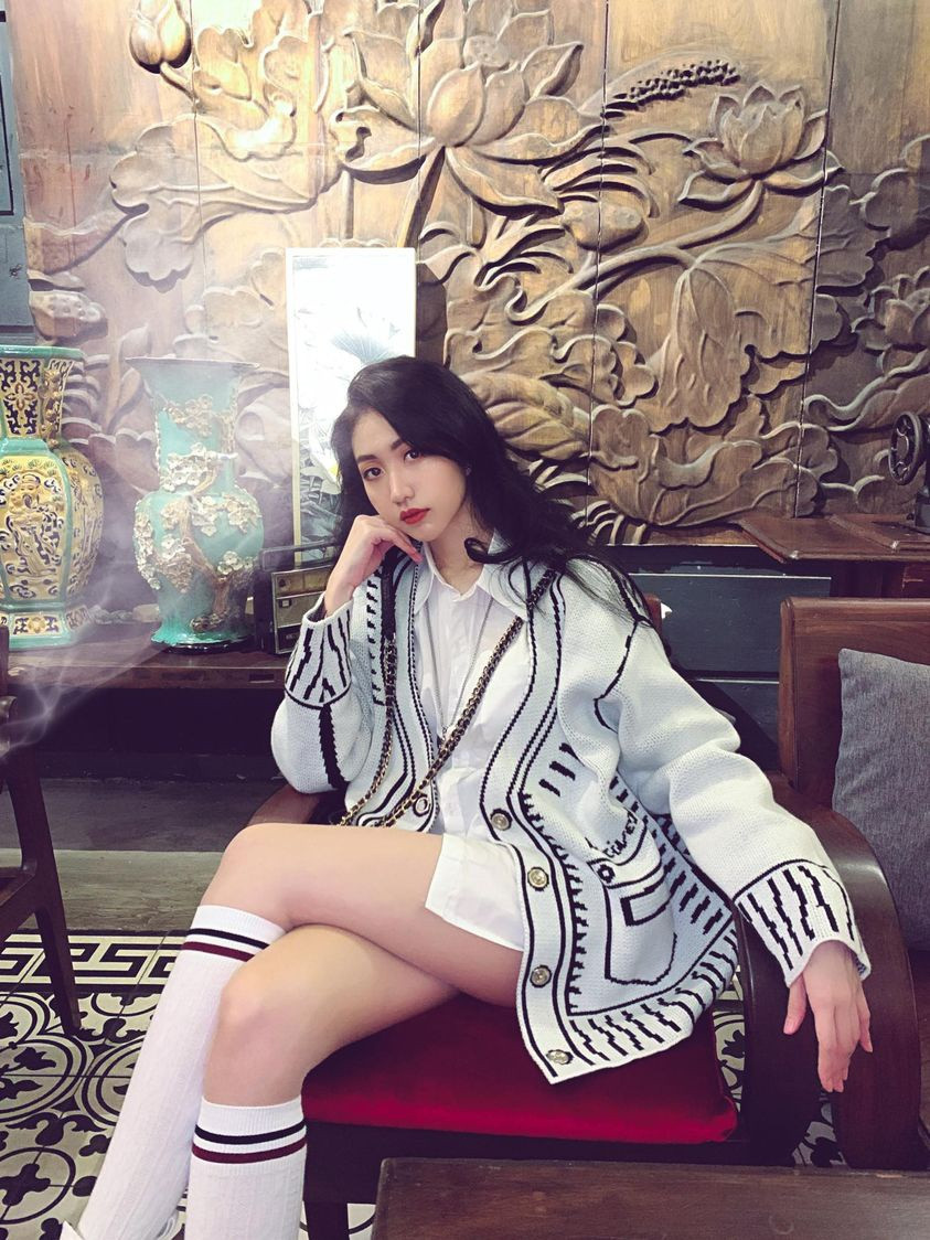 Cô thường phối đồ với những món hàng hiệu đến từ các thương hiệu nổi tiếng trên thế giới.