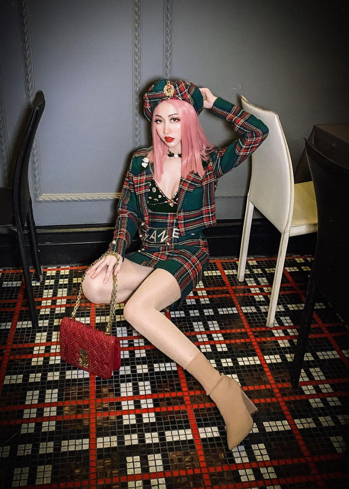 Khi được hỏi về những món đồ hiệu bản thân sở hữu, cô gái TP.HCM cho biết cô thường chọn các sản phẩm mang tính biểu tượng của nhà mốt.