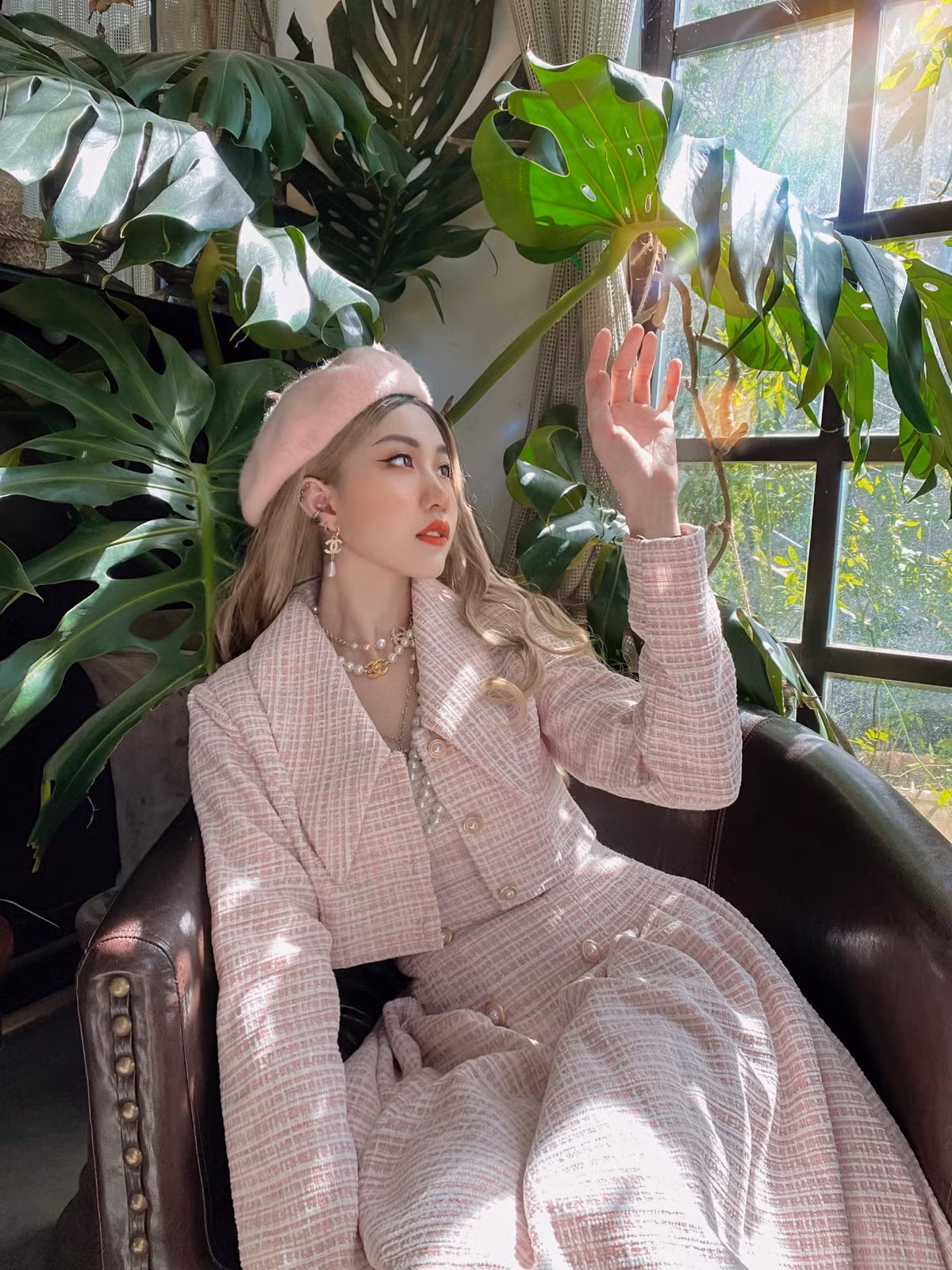 Ngoài những bức ảnh check-in ở Đà Lạt, Phương Thảo cùng gia đình còn thường thống nhất mặc đồng điệu với nhau khi đi chơi, ăn uống.