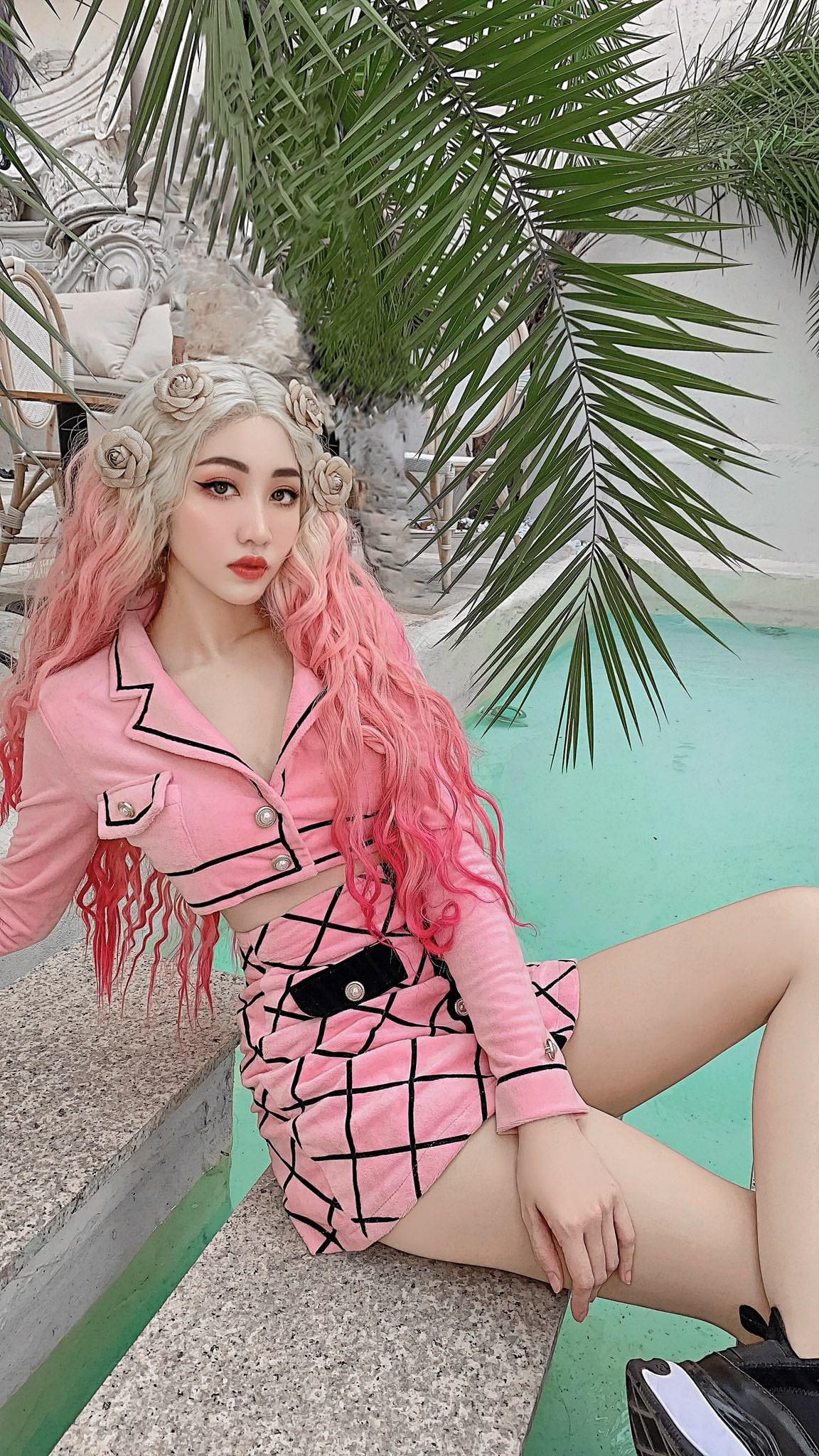 "Tôi không chuộng đồ hiệu nhưng yêu cái đẹp. Cái gì đẹp và hợp với bản thân tôi đều sử dụng. Sở dĩ tôi mua đồ có thương hiệu là vì nó chỉn chu, đẹp, chất lượng chứ không phải vì giá cả hay thích thể hiện", Phương Thảo bày tỏ quan điểm. Túi và giày là 2 món phụ kiện cô đầu tư nhiều nhất, bởi quần áo cô có thể tự tạo ra để phù hợp với phong cách mình mong muốn.