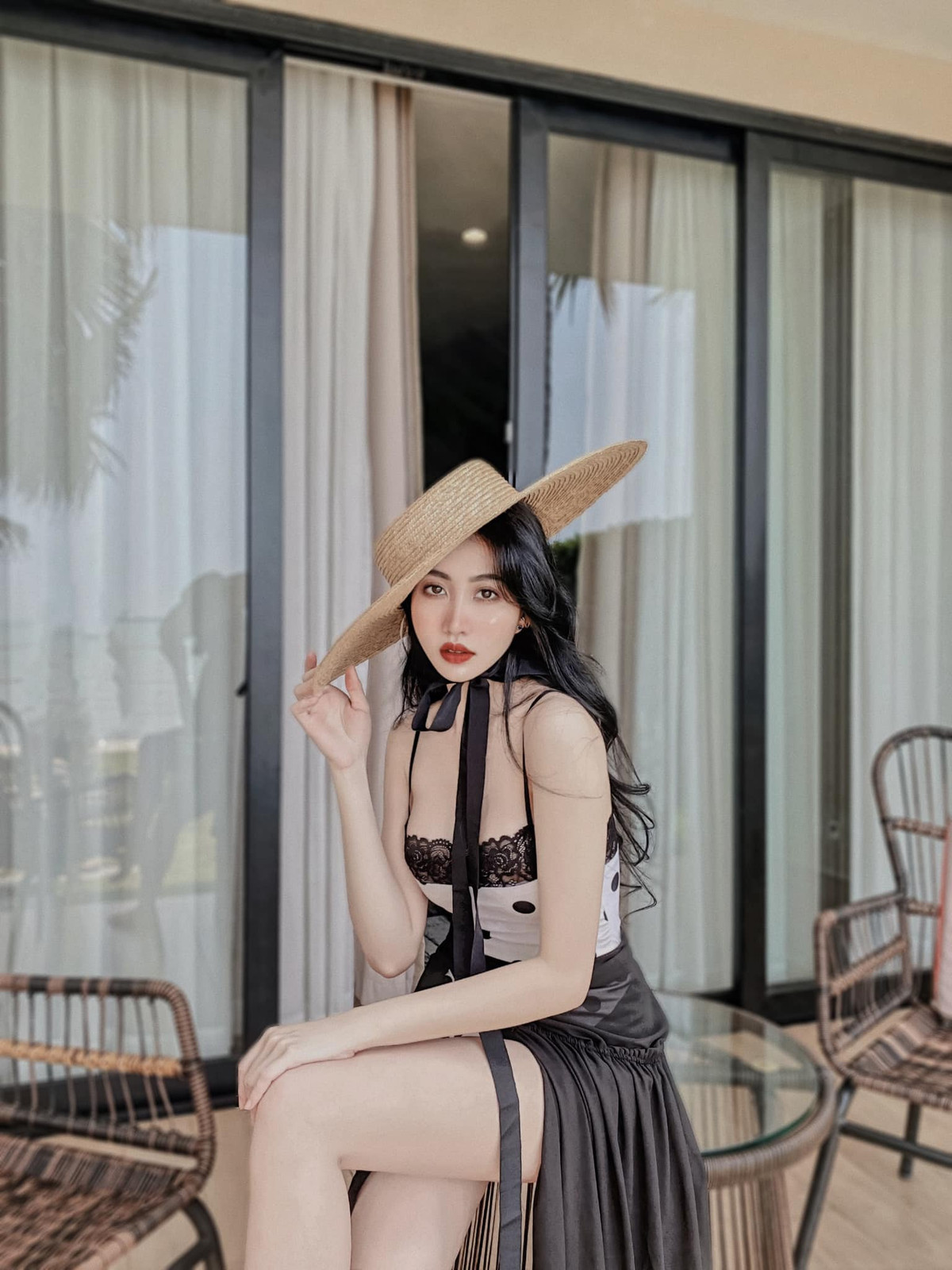 "Gia đình tôi luôn đi chơi với nhau và chụp lại các bộ ảnh làm kỷ niệm. Tôi làm về thời trang nên cũng có điều kiện làm ra bộ đồ mình thích. Tôi và bạn lên ý tưởng rồi tự làm tất cả công đoạn chuẩn bị, cả chụp hình cũng chỉ bằng điện thoại", Phương Thảo tâm sự với Zing.