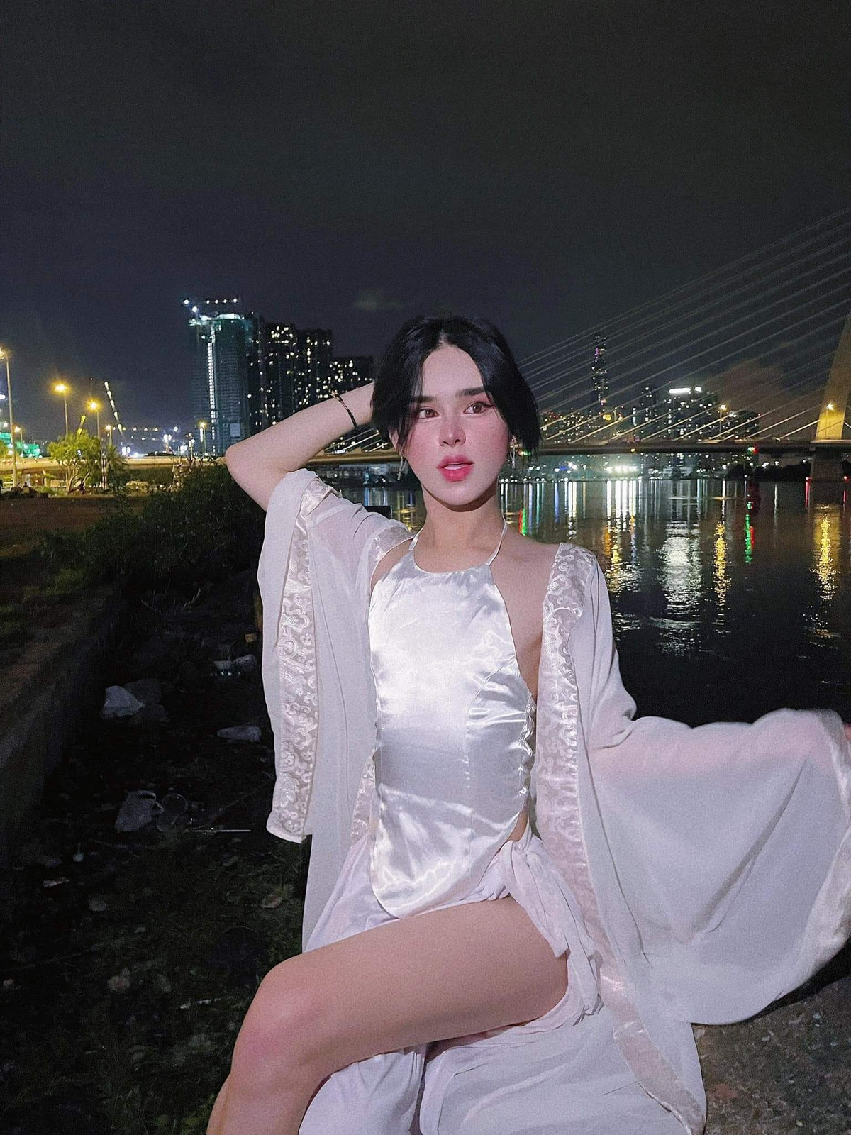 Chọn bộ đồ cổ trang trắng tinh khôi, áo bên trong, áo dài khoác ngoài, Trần Đức Bo không ngần ngại khoe đôi chân dài, nõn nà chẳng kém con gái của mình.