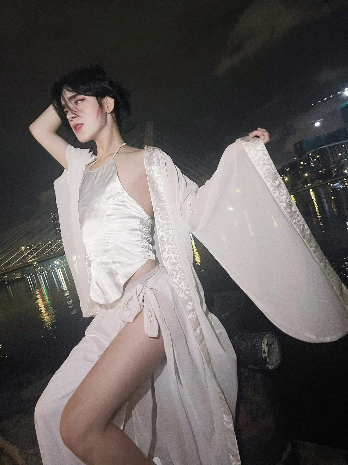 Vẫn là Trần Đức Bo với những pha "bâu" dáng chẳng giống ai.