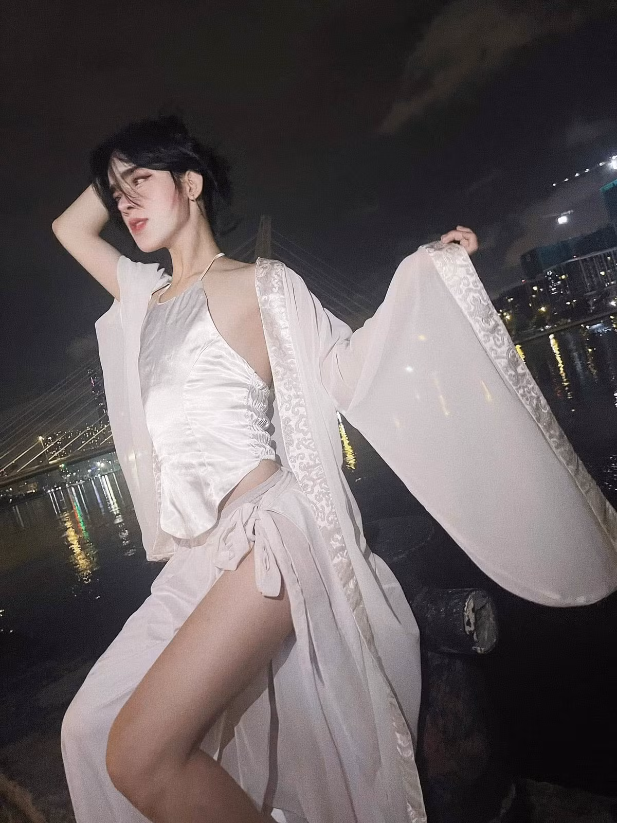 Vẫn là Trần Đức Bo với những pha "bâu" dáng chẳng giống ai.