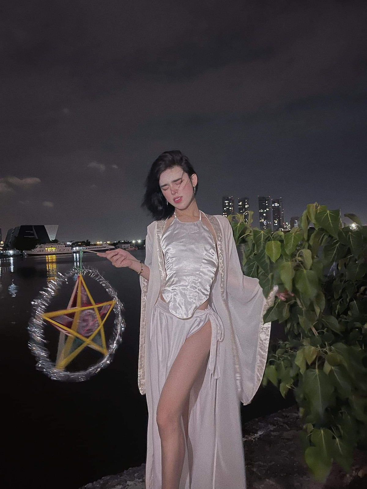 Ngoài bộ cánh lấy nguồn góc từ "chị Hằng", Trần Đức Bo còn chuẩn bị phụ kiện để tăng thêm phần Trung thu đó là chiếc đèn lồng.