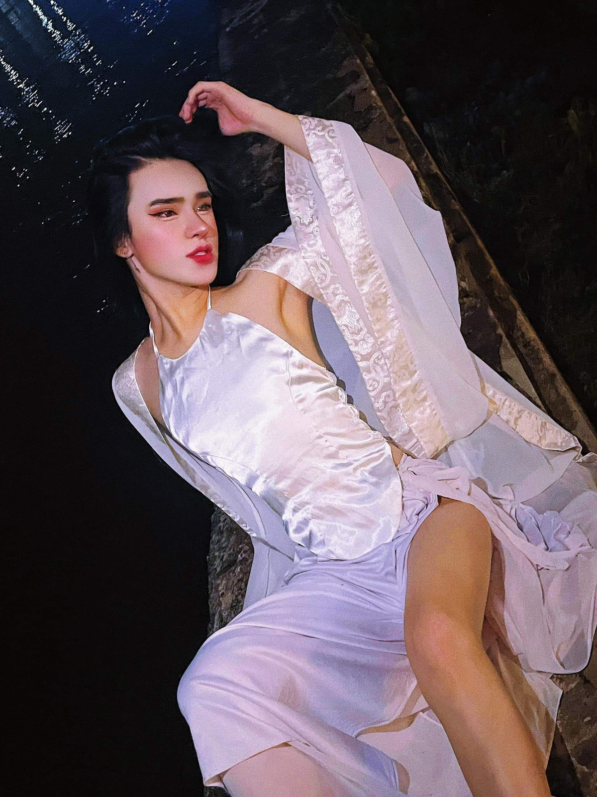 Ngoài cách tạo hình được sáng tác từ nguyên mẫu, người ta chú ý tới những bức ảnh của hiện tượng mạng Trần Đức Bo nhờ cách tạo dáng "ố dề".