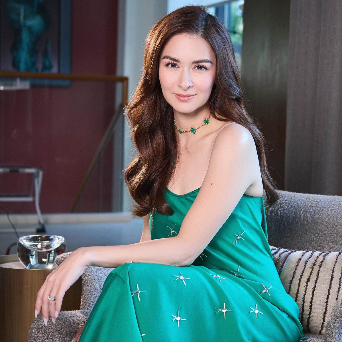 Marian Rivera sinh năm 1984, là diễn viên nổi tiếng người Philippines, tham gia diễn xuất qua nhiều tác phẩm như "Quan hệ nguy hiểm", "Chuyện tình nàng tiên cá", "Chân trời có em".