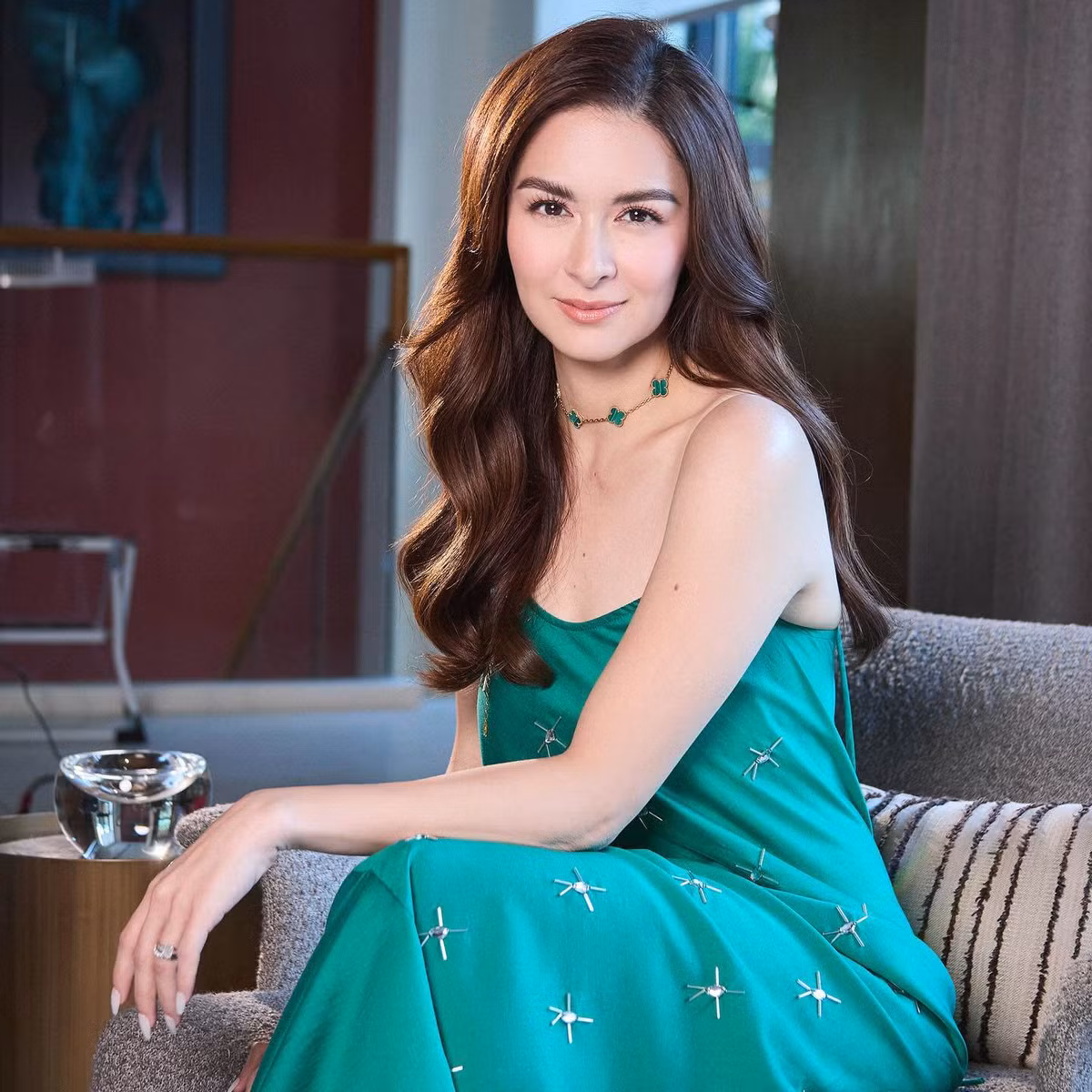 Marian Rivera sinh năm 1984, là diễn viên nổi tiếng người Philippines, tham gia diễn xuất qua nhiều tác phẩm như "Quan hệ nguy hiểm", "Chuyện tình nàng tiên cá", "Chân trời có em".
