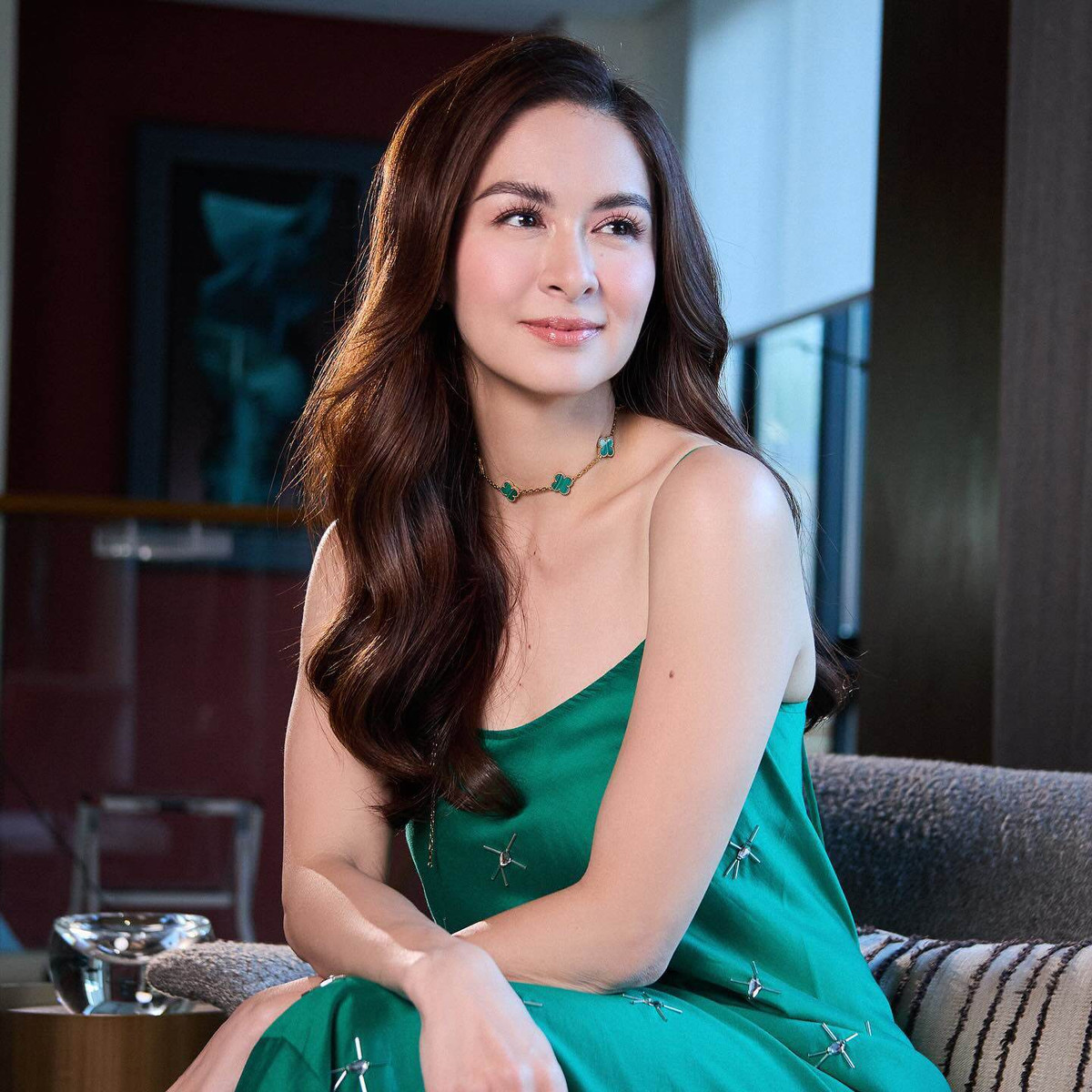 Mới đây, Marian Rivera đăng tải loạt ảnh quảng cáo sản phẩm mới gây chú ý trên MXH. Người đẹp diện thiết kế váy lụa màu xanh dáng suông cùng họa tiết hình sao biển bắt mắt. Để tổng thể có điểm nhấn, cô phối cùng dây chuyền tone sur tone với trang phục đến từ thương hiệu Gucci.
