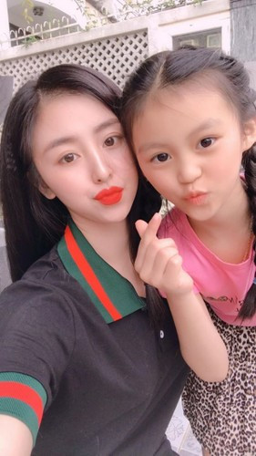 Kể từ sau khi nổi tiếng, quán bánh tráng trộn của Bảo Chi luôn nườm nượp khách vì tò mò, muốn chiêm ngưỡng dung nhan thật của bà chủ hot girl.