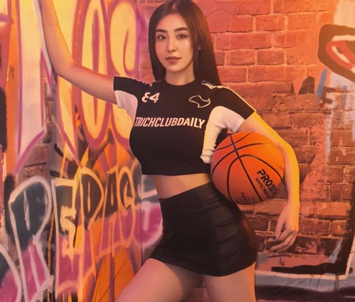 Nàng hot girl bánh tráng trộn ngày nào giờ đã ăn mặc đa dạng và táo bạo hơn.