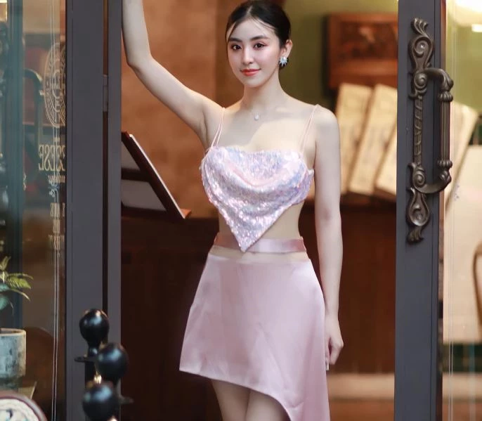 Nhan sắc và cách ăn mặc hiện tại của Bảo Chi đã táo bạo hơn xưa.