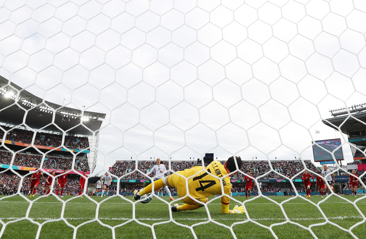 Điểm nhấn đáng chú ý nhất trong trận mở màn World Cup nữ của đội tuyển Việt Nam chắc chắn là pha cản phá 11m thành công của thủ môn Kim Thanh. Đứng trước một cầu thủ có kinh nghiệm thi đấu nhưng thủ thành số 1 của HLV Mai Đức Chung đã đổ người chính xác cứu thua. Đây là một tình huống chẳng khác nào một bàn thắng của thủ môn Kim Thanh.