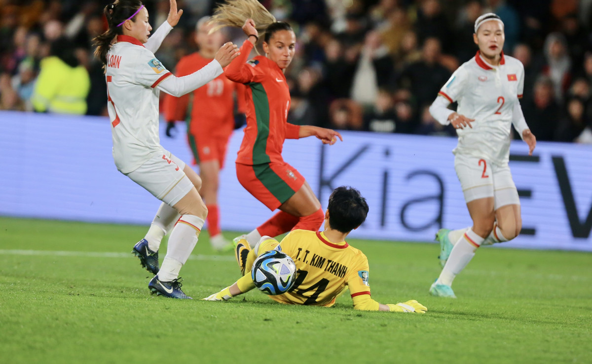 Trong khi hàng phòng ngự căng mình chống đỡ, phía trên những Huỳnh Như, Thanh Nhã rơi vào tình trạng "đói" bóng và không có cơ hội khiến hàng phòng ngự Bồ Đào Nha phải làm việc.