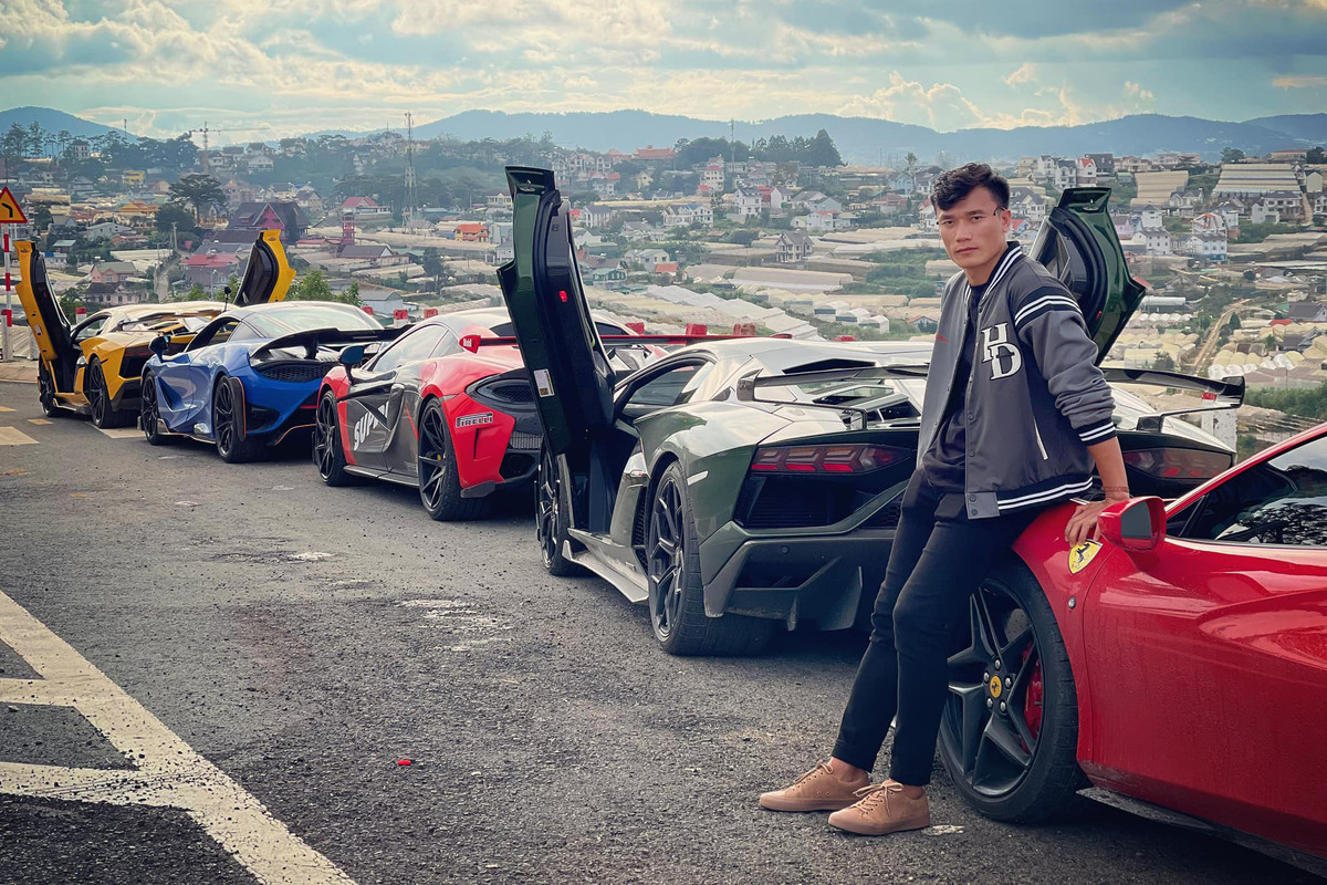 Trước đó, thủ môn Bùi Tiến Dũng rinh về cho mình chiếc Mercedes GLC 250 có giá bán trên thị trường khoảng 2 tỷ đồng.