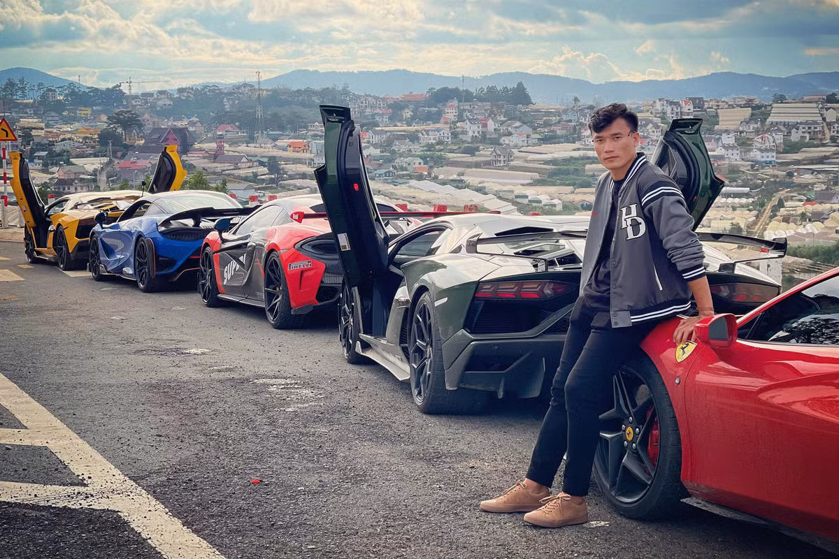 Trước đó, thủ môn Bùi Tiến Dũng rinh về cho mình chiếc Mercedes GLC 250 có giá bán trên thị trường khoảng 2 tỷ đồng.