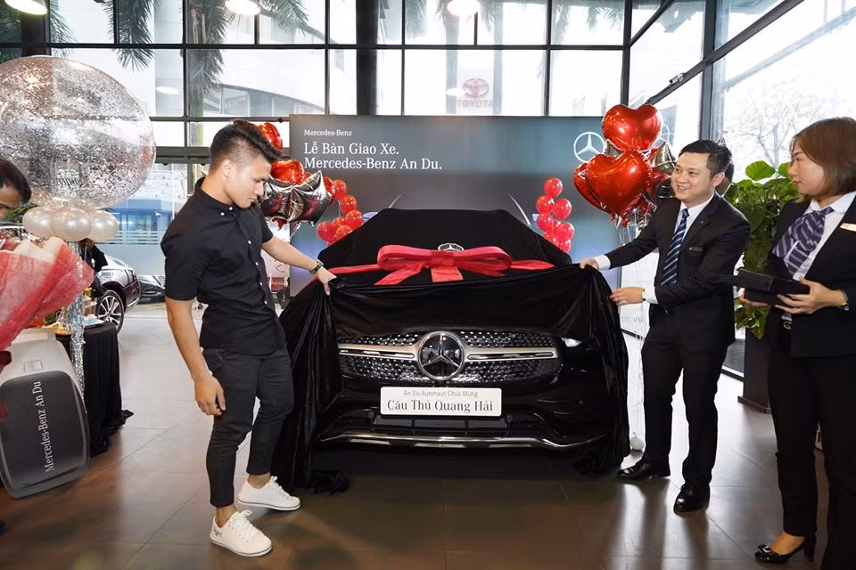Năm 2020, tiền đạo Nguyễn Quang Hải đã mạnh tay chi hàng tỷ đồng để tậu chiếc Mercedes-Benz GLC 300 4MATIC tại một đại lý ở Hà Nội. Mặc dù khá kín tiếng nhưng thông tin này nhanh chóng được cộng đồng fan phát hiện.