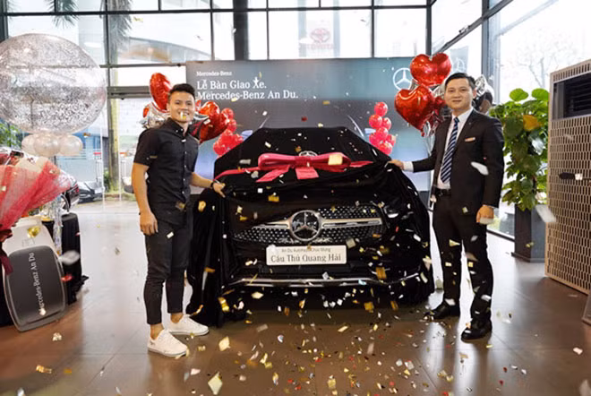 Được biết, chiếc Mercedes GLC 300 mà Quang Hải âm thầm mua có giá niêm yết chính xác là 2,399 tỷ đồng, xe có ngoại thất màu đen cực bắt mắt và ấn tượng.