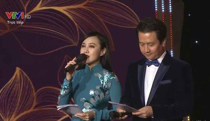 Xuất hiện với chiếc áo dài xanh thanh lịch, BTV Hoài Anh vẫn giữ được sức hút rất riêng của bản thân với lối dẫn chuyên nghiệp, giọng nói nhẹ nhàng, truyền cảm.