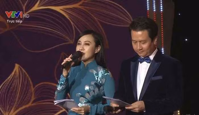 Xuất hiện với chiếc áo dài xanh thanh lịch, BTV Hoài Anh vẫn giữ được sức hút rất riêng của bản thân với lối dẫn chuyên nghiệp, giọng nói nhẹ nhàng, truyền cảm.