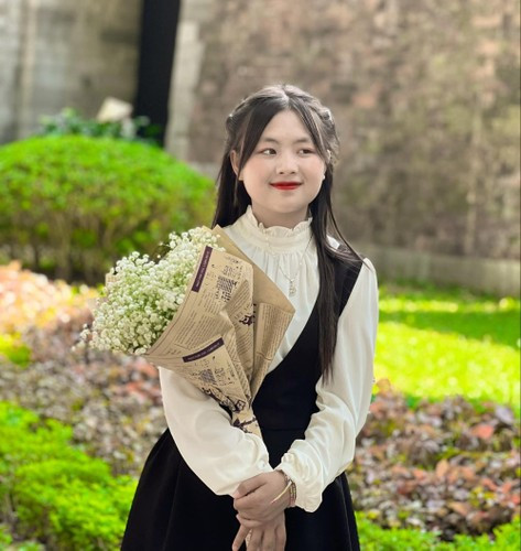 Trong suốt quá trình làm việc tại đây, Dua thay đổi mức sống lên tầm "sang chảnh", sống trong biệt thự, có tiền để sắm điện thoại mới nhất và nhiều đồ hiệu thời trang.