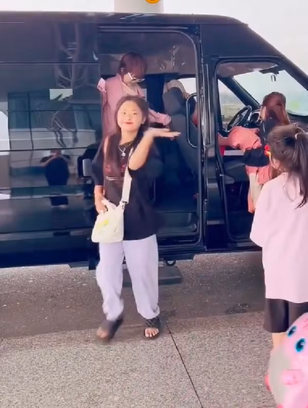 Những tuần qua, lướt đâu cũng thấy bài viết về cô bé “Phúng Phính Hà Giang” Mua Thị Dua. Cô bé đã đổi đời từ từ lúc bán hoa dạo trên miền núi đến khi trở thành người mẫu độc quyền của một công ty ở Hà Nội, có thu nhập hàng chục triệu, được tặng điện thoại đắt tiền, có tiền mua quà tặng bố mẹ.