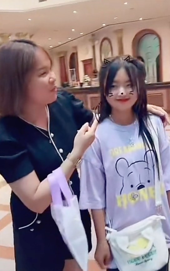 Mới đây khi đang du lịch Thái Lan, cô gái dân tộc tên Dua đã bắt gặp một người hâm mộ của mình.