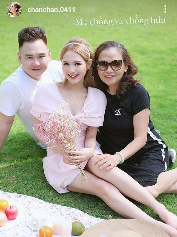 Trong khi Xemesis là thiếu gia ngậm thìa vàng thì Xoài Non chỉ xuất thân từ gia đình có điều kiện kinh tế bình thường, cô còn nghỉ học từ năm lớp 10.