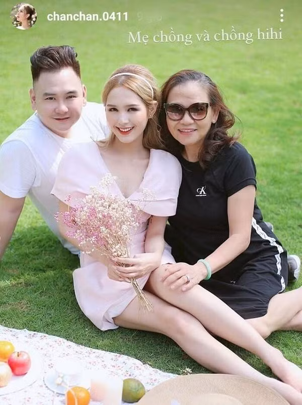 Trong khi Xemesis là thiếu gia ngậm thìa vàng thì Xoài Non chỉ xuất thân từ gia đình có điều kiện kinh tế bình thường, cô còn nghỉ học từ năm lớp 10.