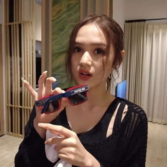 Mới đây, sự tham gia của Xoài Non trong MV mới của Lou Hoàng cũng nhận được nhiều lời khen từ khán giả. Dù vậy nhưng đến nay cô nàng vẫn phải nhận về không ít những bình luận khiếm nhã và sự công kích của một số người trên mạng xã hội.