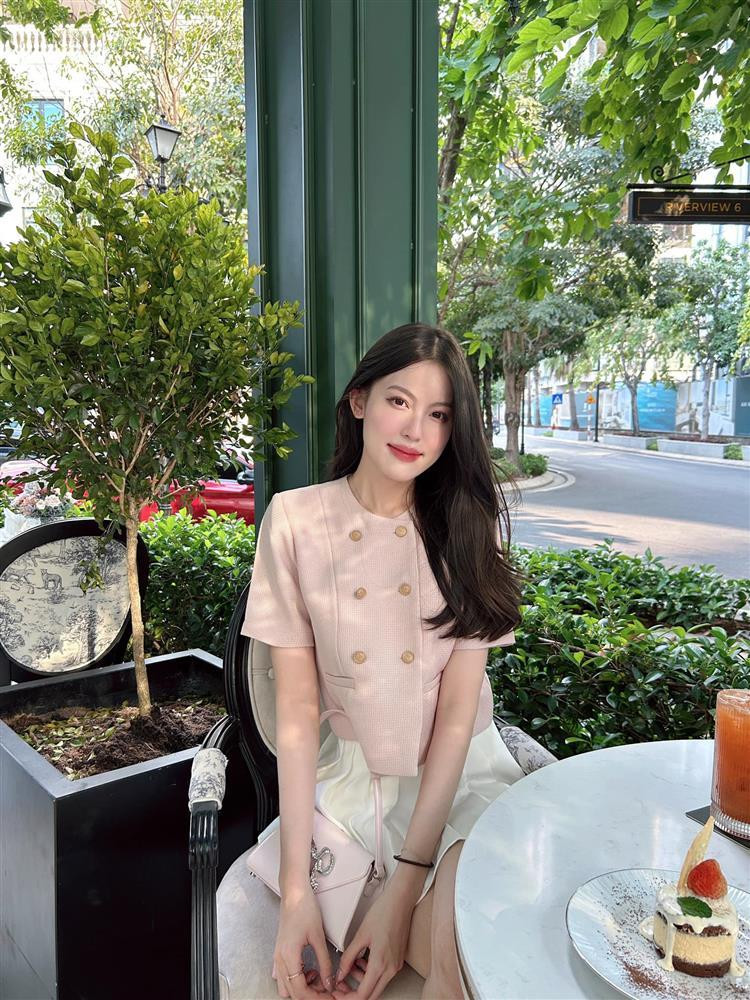 Việc HIEUTHUHAI ngày càng nổi tiếng cũng khiến thông tin của Tăng Mỹ Hàn được cư dân mạng quan tâm đặc biệt. Nam rapper cũng chưa từng lên tiếng phủ nhận thông tin này.