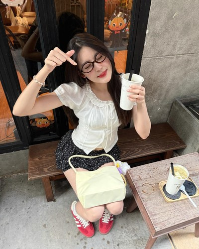 Nhờ lượng follow khủng nên Mỹ Hàn nhận làm mẫu ảnh, PR cho các shop thời trang...