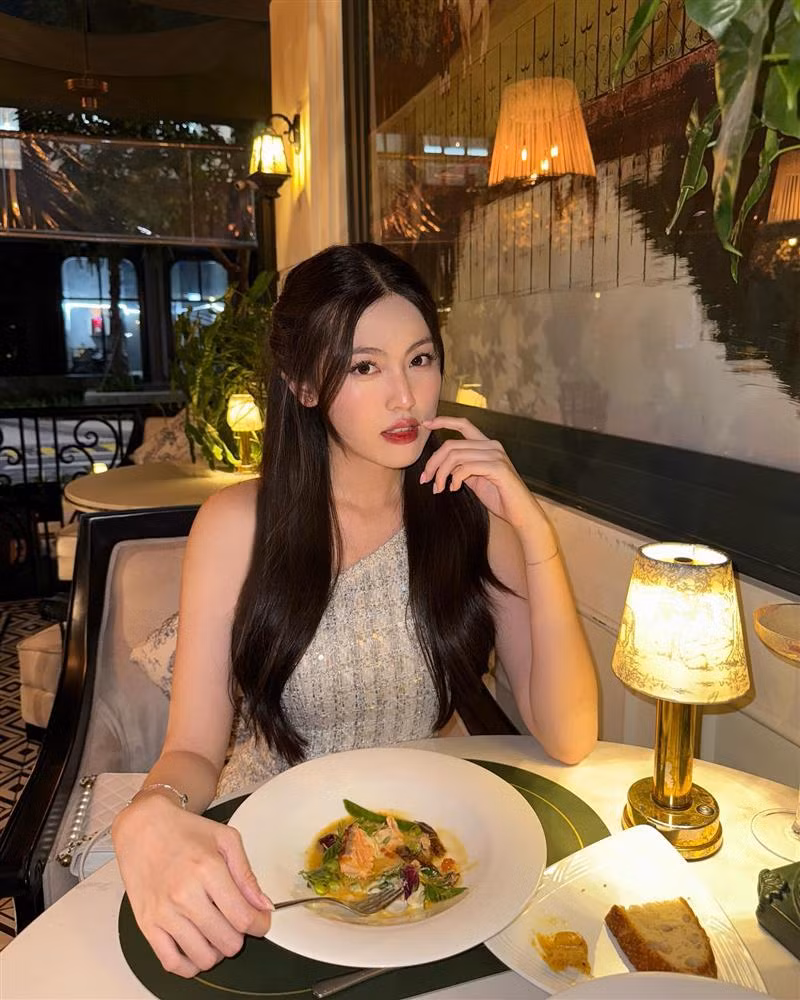 Chỉ riêng tin đồn về mặt tiền học, nhiều người đoán rằng gia thế của hot girl sinh năm 2003 "không phải dạng vừa".