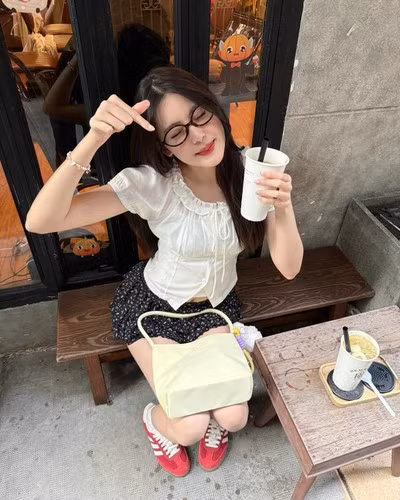 Nhờ lượng follow khủng nên Mỹ Hàn nhận làm mẫu ảnh, PR cho các shop thời trang...