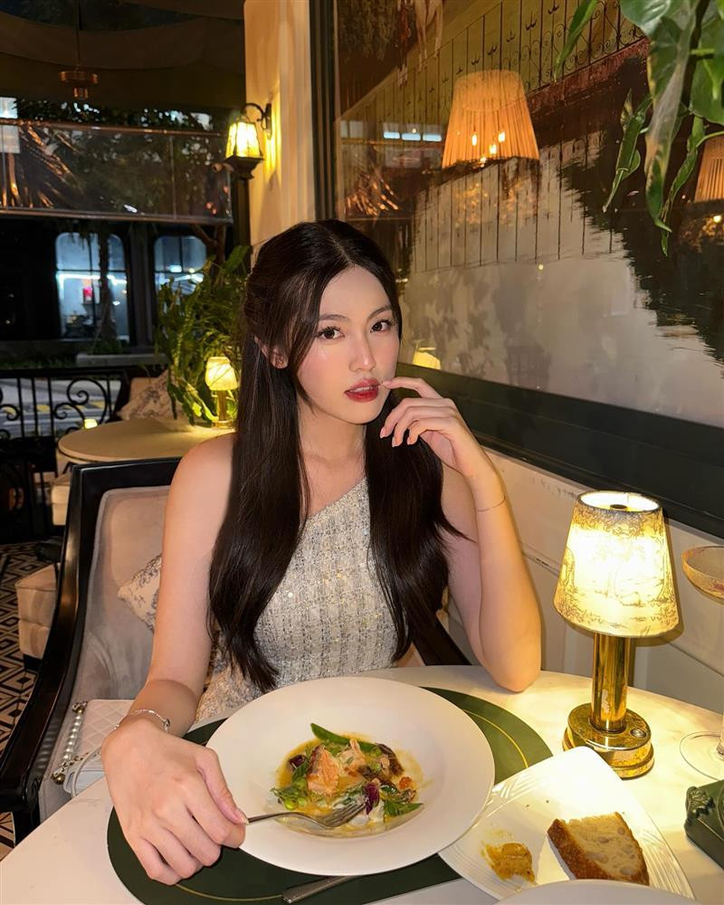 Chỉ riêng tin đồn về mặt tiền học, nhiều người đoán rằng gia thế của hot girl sinh năm 2003 "không phải dạng vừa".