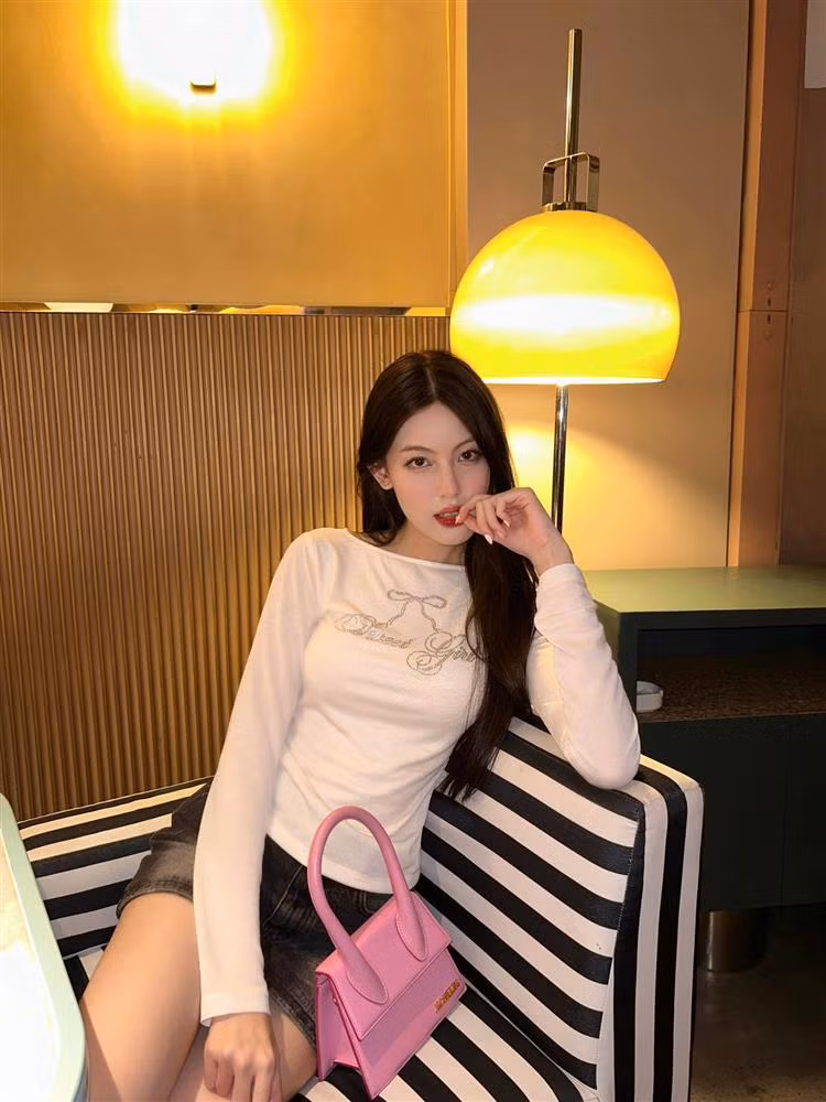 Tăng Mỹ Hàn ghi điểm với khán giả nhờ sở hữu nhan sắc xinh đẹp, thân hình mảnh mai và gu thời trang ấn tượng.