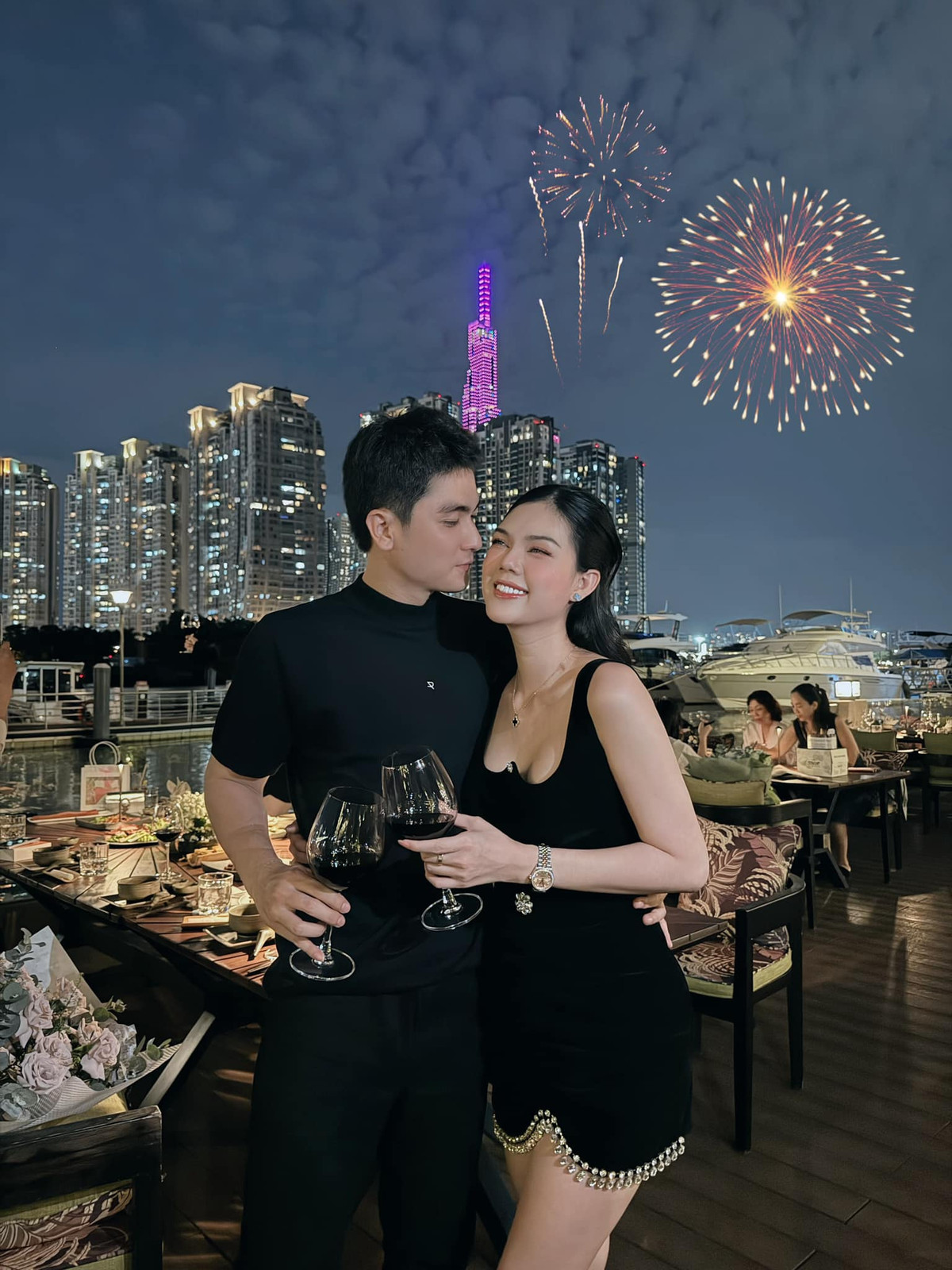 Trong thời gian qua, Ngọc Trinh chia sẻ rất nhiều hình ảnh bên cạnh bạn trai mới. Có thể nói nàng cựu người yêu cầu thủ Việt Nam này đã chữa lành vết thương trong tình yêu, sau hai lần tan vỡ.