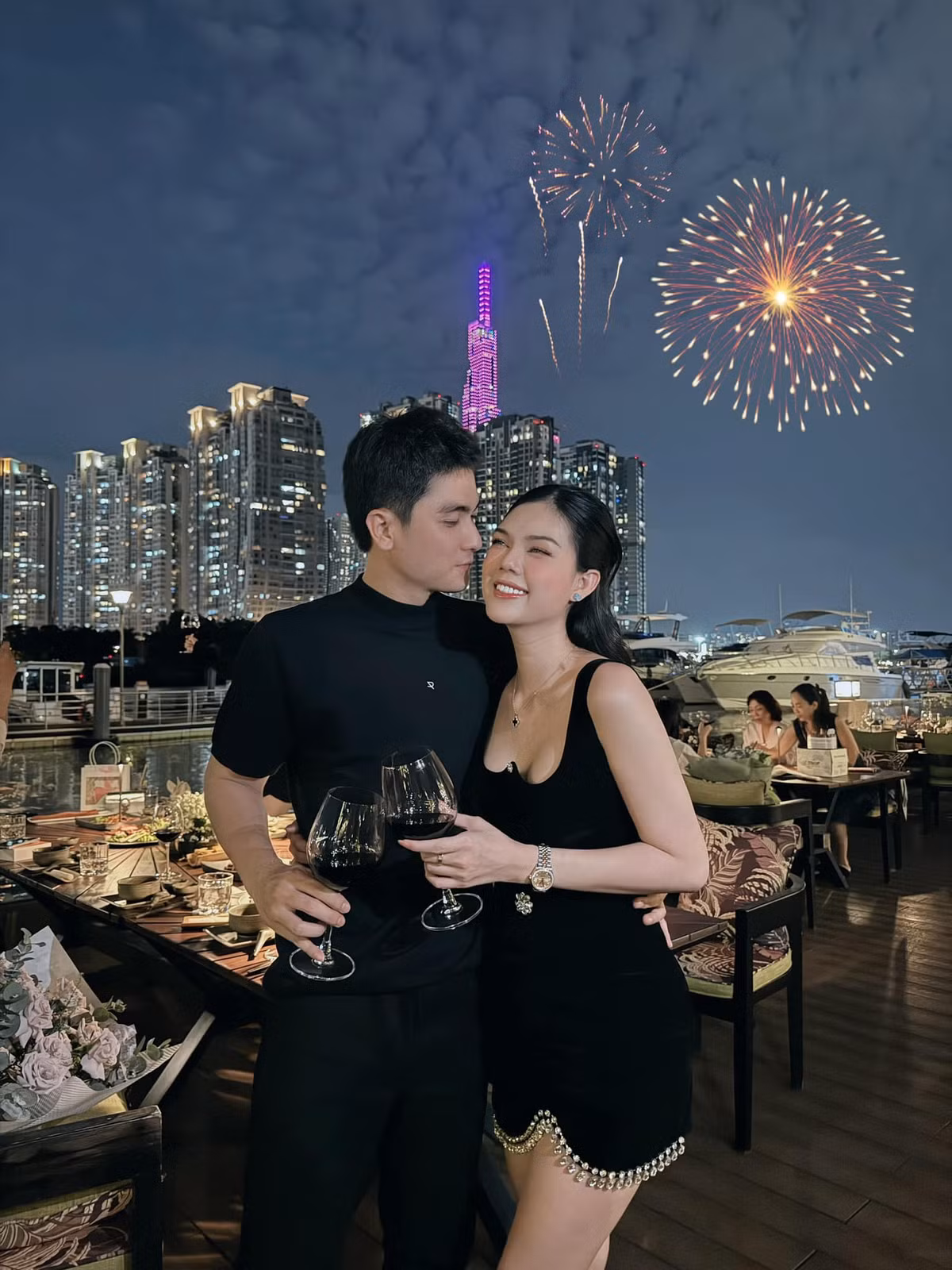 Trong thời gian qua, Ngọc Trinh chia sẻ rất nhiều hình ảnh bên cạnh bạn trai mới. Có thể nói nàng cựu người yêu cầu thủ Việt Nam này đã chữa lành vết thương trong tình yêu, sau hai lần tan vỡ.