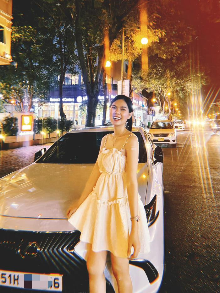 Mỗi lần yêu đều ngây ngô như lần đầu, Trinh phải biết ơn những vấp ngã đã từng để mình nhận thức được rằng, ở hiện tại ai yêu Trinh chắc chắn sẽ rất hạnh phúc”, nàng người mẫu ảnh xinh đẹp tiết lộ luôn tin tưởng vào tình yêu dù có hai lần tan vỡ.