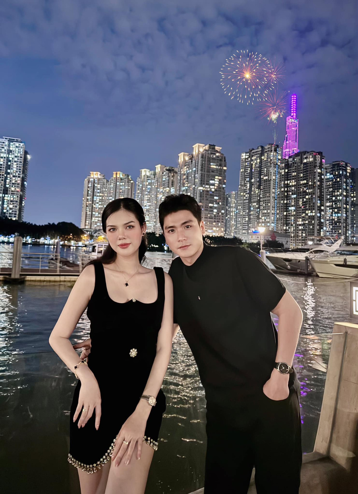 Bên cạnh bức ảnh chụp đôi, Lê Ngọc Trinh có viết: “Em muốn sau này em hết trẻ, ngồi dưới bầu trời trong xanh. Trong tâm tư không tiếc nuối nhiều”.