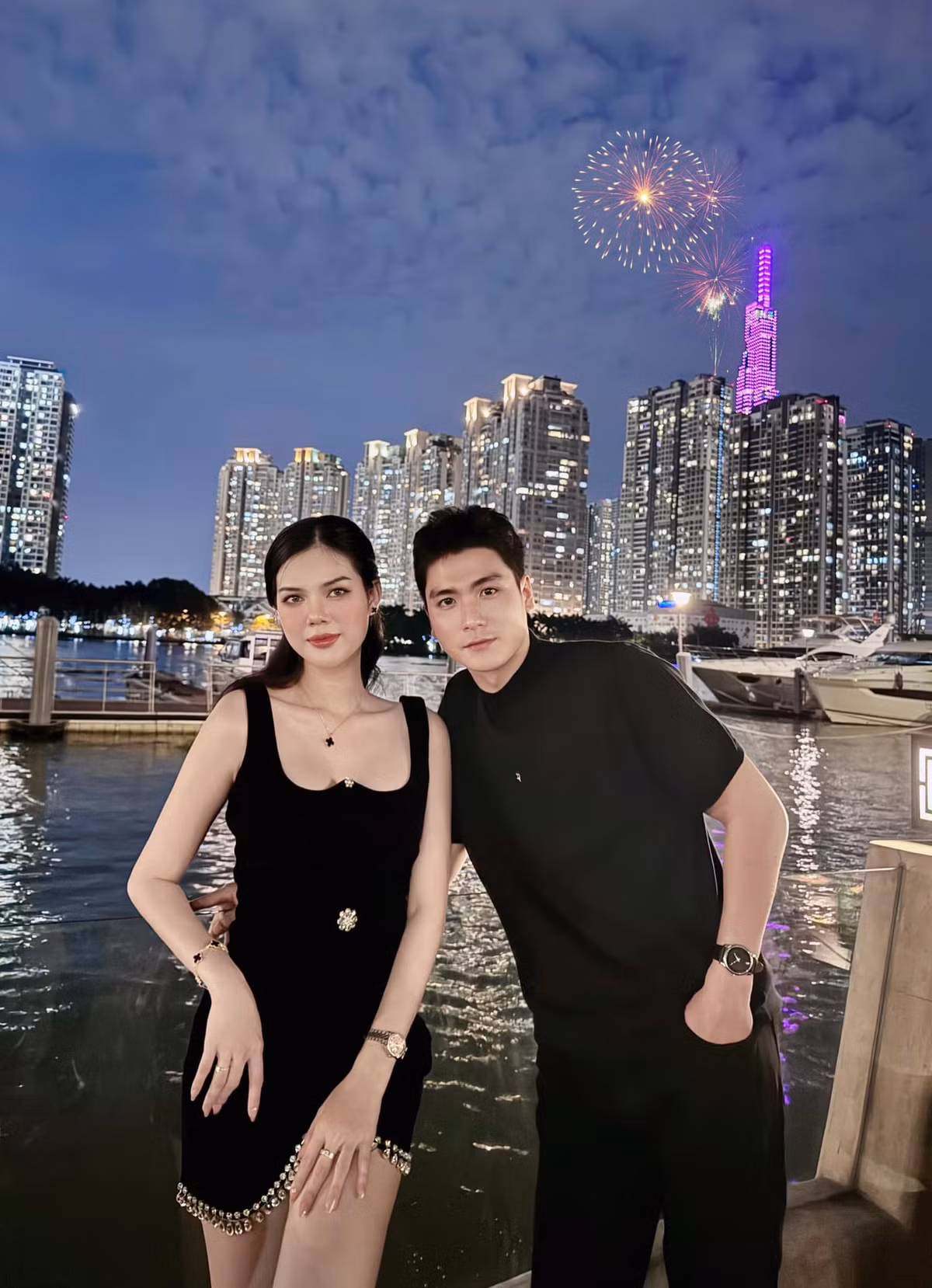 Bên cạnh bức ảnh chụp đôi, Lê Ngọc Trinh có viết: “Em muốn sau này em hết trẻ, ngồi dưới bầu trời trong xanh. Trong tâm tư không tiếc nuối nhiều”.