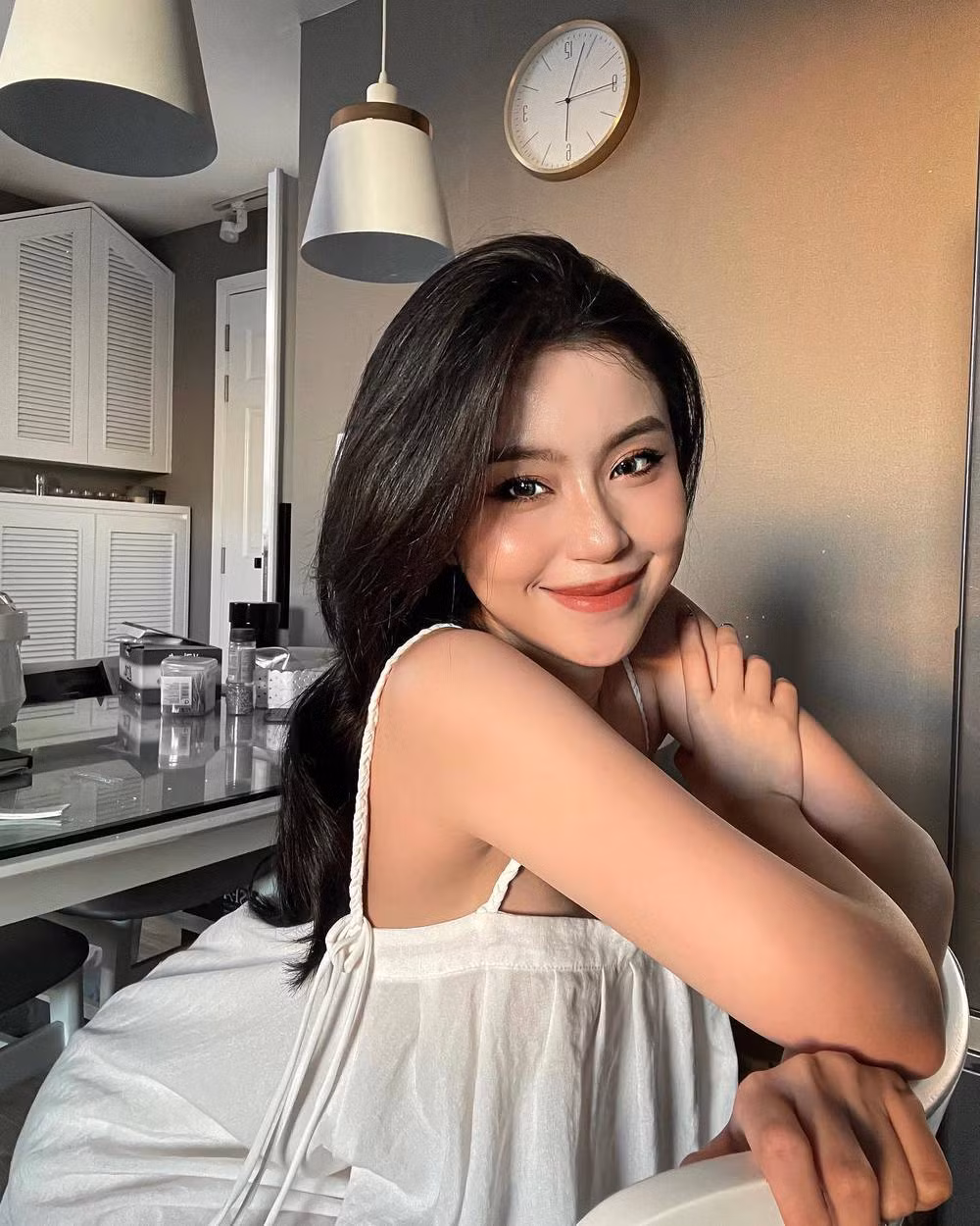 Trước khi trở thành một Beauty Blogger, Quỳnh Thi từng có thời gian theo học ở Nhạc viện. Tuy nhiên, cô đã quyết định dừng lại để theo đuổi đam mê trong lĩnh vực làm đẹp.