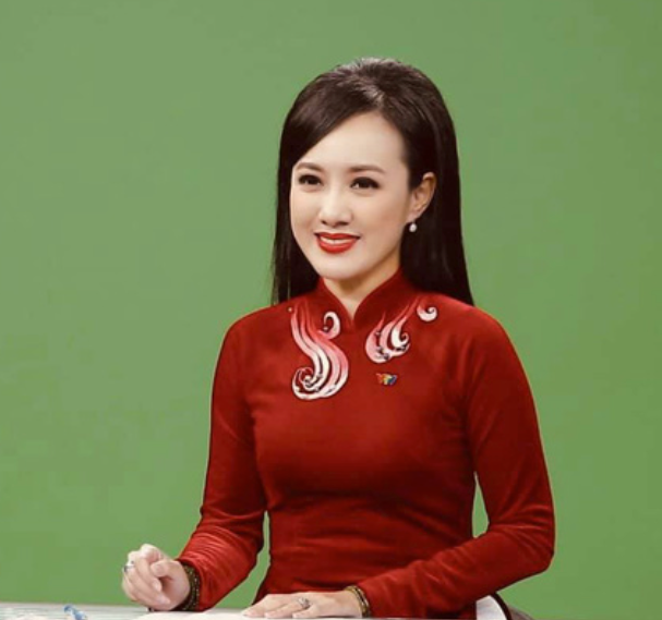 Ngoài ra, khả năng dẫn mượt như “nuốt mic” được trau dồi suốt hàng chục năm theo nghề 1 lần nữa được BTV Hoài Anh thể hiện khi đảm nhận vị trí này.