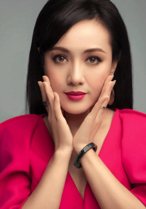 Cụ thể, Hoài Anh diện bộ trang phục công sở màu đen với hoạ tiết kẻ sọc đơn giản, song cũng đủ để toát lên vẻ sang trọng, thanh lịch. Mái tóc dù chỉ được buông tự nhiên, cùng cách make-up nhẹ nhàng càng tôn nhan sắc và phong thái chỉn chu của nữ BTV kì cựu.