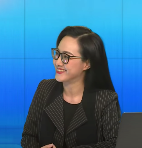 Cụ thể, khi trở thành người dẫn chính của Chương trình tư vấn trực tuyến: Đau nhức xương khớp hậu COVID-19, giải pháp từ Chuyên gia đầu ngành được phát sóng vào ngày 24/3 vừa qua, phong cách nền nã, sang trọng và nhan sắc của nữ MC VTV khiến khán giả phải khen ngợi.