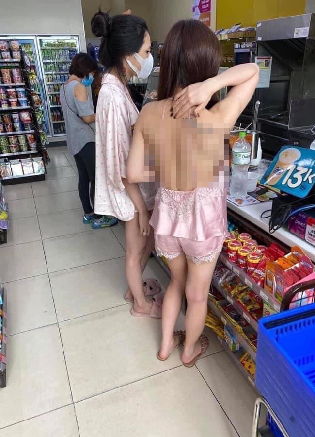 Không chỉ có nhận hàng, hội chị em từng khiến những người xung quanh phải "đỏ mặt" với lối ăn mặc hở hang mỗi khi ra đường.