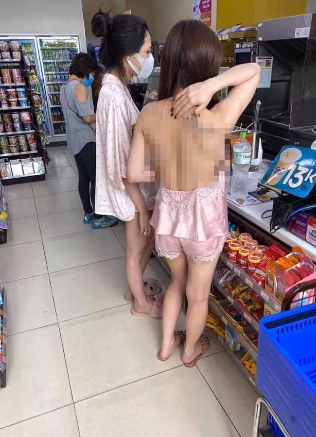 Không chỉ có nhận hàng, hội chị em từng khiến những người xung quanh phải "đỏ mặt" với lối ăn mặc hở hang mỗi khi ra đường.