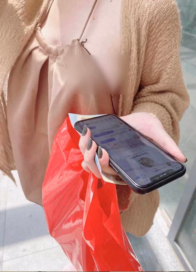 Một số người cho rằng, các cô gái hoàn toàn có thể mặc những gì mình muốn nhưng phải phù hợp với hoàn cảnh.