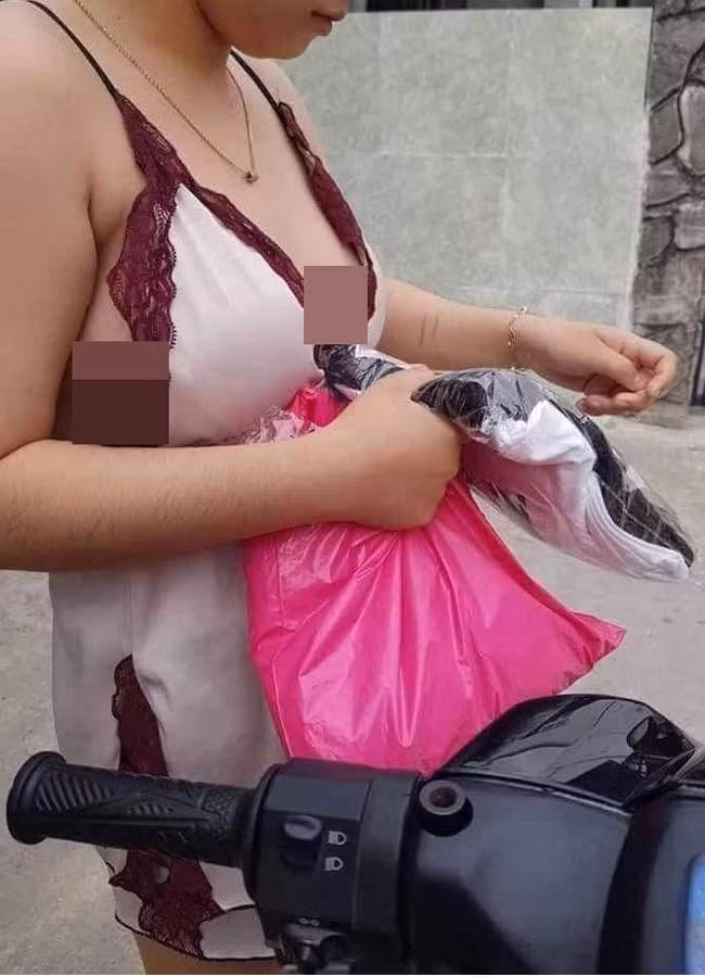 Tuy nhiên tiện lợi nhưng đôi lúc cũng xảy ra nhiều tình huống oái oăm, điển hình như một số chị em ăn mặc hớ hênh như áo ngực, váy ngủ, váy bodycon trễ cổ đi nhận hàng, khiến shipper ngượng "chín mặt".