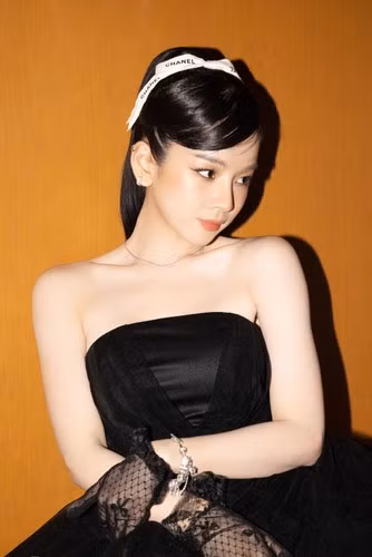 DJ xinh đẹp cũng không ngần ngại diện những bộ váy có thiết kế táo bạo, “chặt chém” nhiều người bên cạnh mỗi khi xuất hiện trên thảm đỏ.